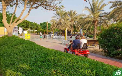 迪拜Lotel Al Barsha 1 at the Mall的一群人在公园里骑摩托车