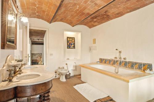 Koupelna v ubytování Camporempoli by Salogi Villas