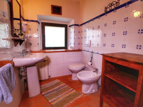 Bilik mandi di Farmhouse for 4 people with pool
