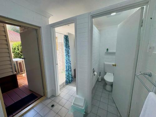 Un baño con ducha y WC. en The Beach Quarters, en Broadwater