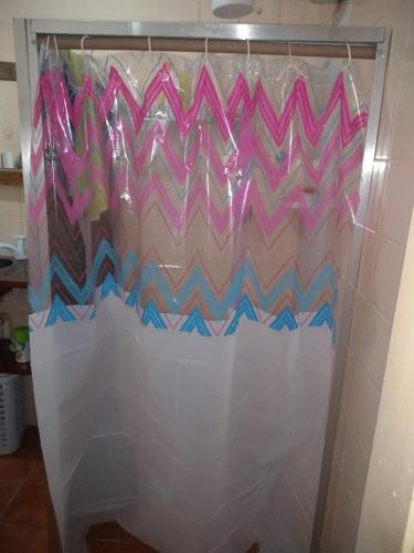 a shower curtain in a bathroom with pink and blue at Apartamento Aconchegante no Bairro Alto in Teresópolis