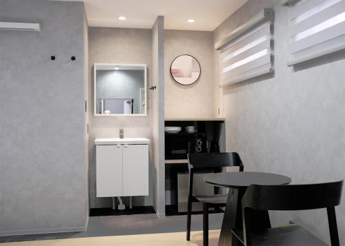 a dining room with a table and chairs and a mirror at Jasmin錦町 1F in Takamatsu