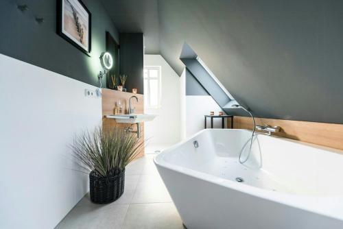 Vannituba majutusasutuses Luxury Apartment With Lagoon View In Loddin