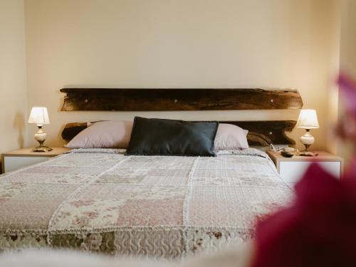 Una cama o camas en una habitación de Serenity Lodge