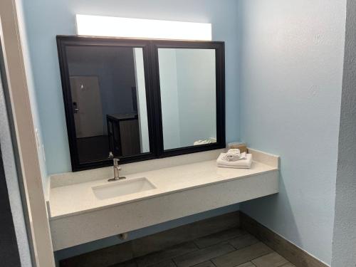 a bathroom with a sink and a mirror at Crown Inn in Memphis