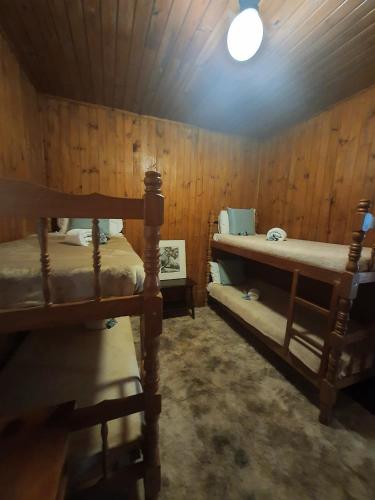 a room with two bunk beds in a cabin at Chalés Valle do Sol in Campos do Jordão