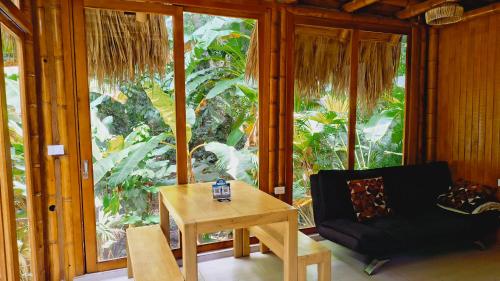 エル・ザイノにあるTiny Houses Unique Tayrona - Dentro del Parque Tayronaのテーブルと椅子と窓のある部屋