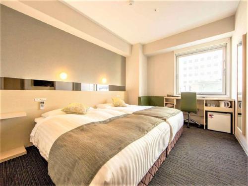 Postel nebo postele na pokoji v ubytování Super Hotel Premier Osaka Honmachi Ekimae Natural Hot Springs