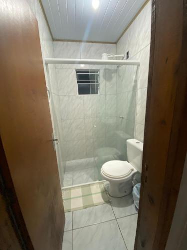 サン・フランシスコ・ド・スルにあるCASA de FÉRIAS SÃO CHICO 3のトイレとシャワー付きのバスルーム