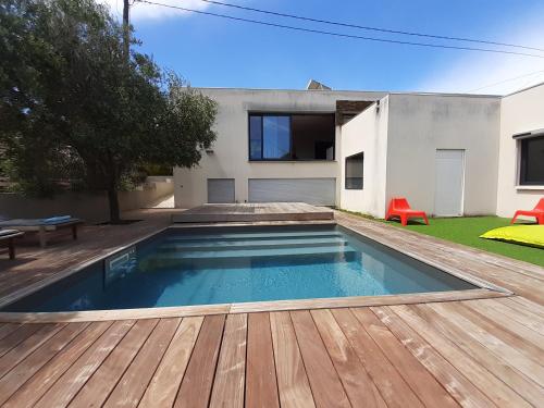 Piscina a Écrin de verdure o a prop
