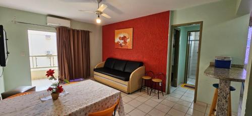 ein Wohnzimmer mit Sofa und Tisch in der Unterkunft Apartamento no Residencial Jardins das Thermas- Caldas Novas in Caldas Novas