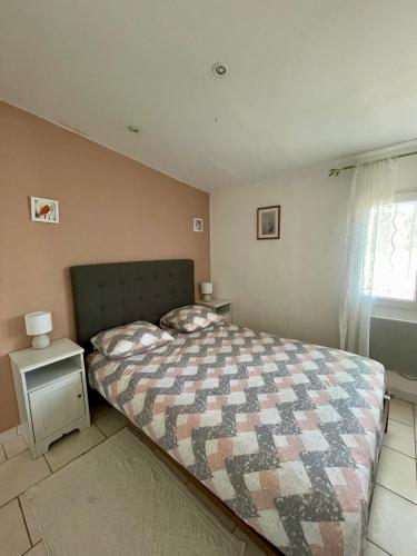 Postel nebo postele na pokoji v ubytování Sous les muriers - Maisonnette à Cuers
