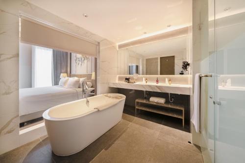 Koupelna v ubytování HARRIS Hotel & Conventions Gubeng