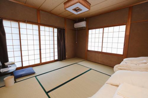 Postel nebo postele na pokoji v ubytování なまけ者の宿