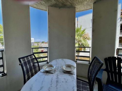 d'une table et de chaises avec vue sur un balcon. dans l'établissement Appartement 3 pièces à Sète avec parking sécurisé - FR-1-338-600, à Sète