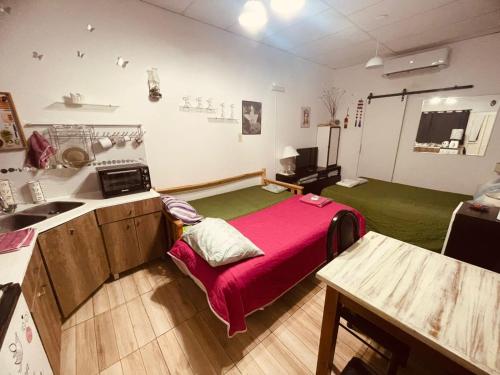 a room with a bed in the middle of a kitchen at Ezeiza 3 departamento privado a 15 minutos del aeropuerto hasta 7 personas OPCIONAL TRANFER DESDE Y HACIA EL AEROPUERTO DE EZEIZA LAS 24 HORAS pet friendly conexion con Aeroparque in Ezeiza