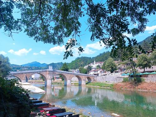 コニツにあるBridge Townの川橋