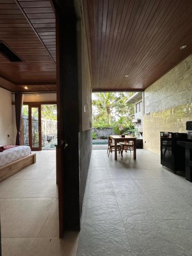Cama o camas de una habitación en Ubud Paras Ayu Villa