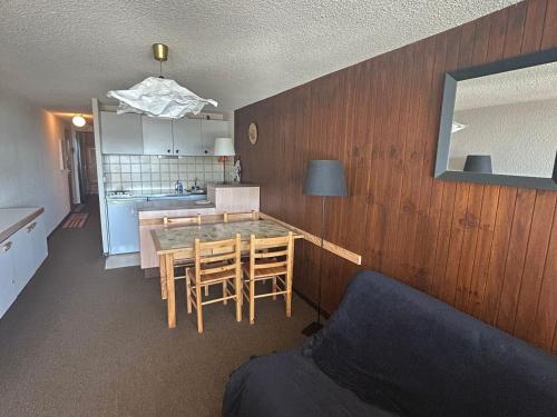 une cuisine et une salle à manger avec une table et des chaises dans l'établissement Appartement confort pour 4/6 pers. au cœur de la station avec terrasse - FR-1-814-140, à Besse-et-Saint-Anastaise