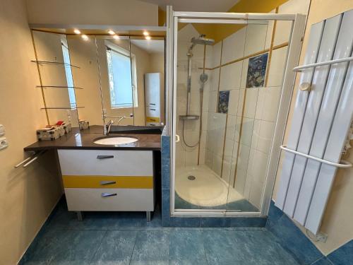 une salle de bain avec douche et lavabo dans l'établissement Villa 4 Faces à Laroque-des-Albères avec Piscine et Terrasse - FR-1-732-67, à Laroque-des-Albères