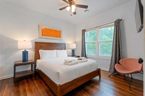 Postel nebo postele na pokoji v ubytování 2br Bungalow Plaza & Uptown Private Yard #09