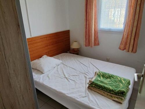 une chambre avec un lit avec des draps blancs et une fenêtre dans l'établissement Pavillon 6 pers, à 70m plage, 2 chambres, parking - FR-1-781-58, à Valras-Plage