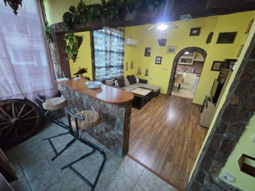 Two bedroom vintage Maisonette in the super center, next to the sea garden and the sea