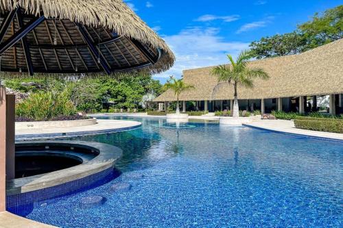 Bazén v ubytování Luxury Tropical Escape, Top Amenities, Gated 4BR nebo v jeho okolí
