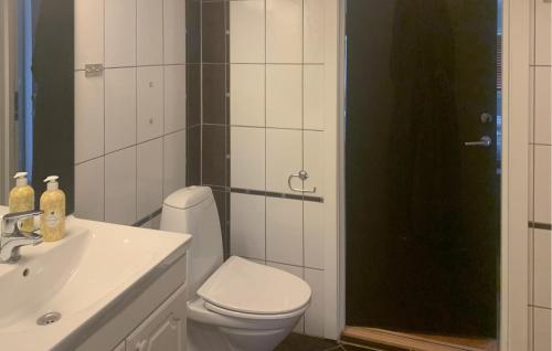 Bilik mandi di Beautiful Apartment In Rysstad