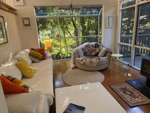 Posezení v ubytování Sassafras Treehouse Private home in the Dandenong Ranges, Victoria