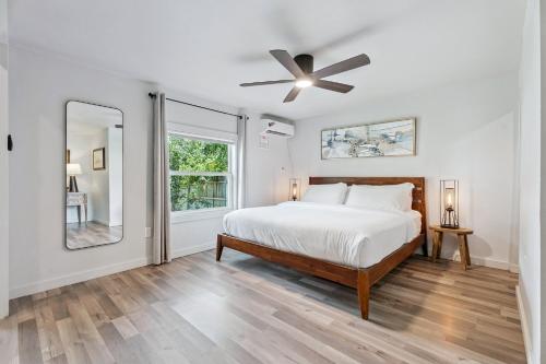 a bedroom with a bed and a ceiling fan at Spacious Okc Studio Fairgrounds & Downtown #14b in Oklahoma City