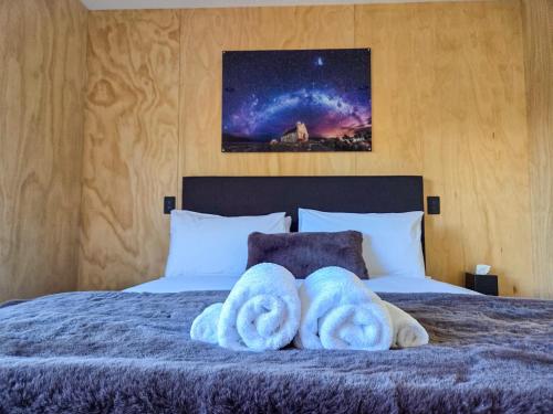 Un dormitorio con una cama con dos toallas encima. en Rivers Edge Studio, en Lake Tekapo