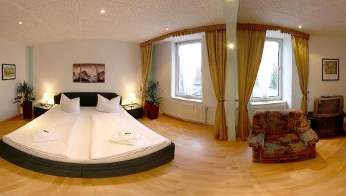 เตียงในห้องที่ Hotel Adler Leipzig