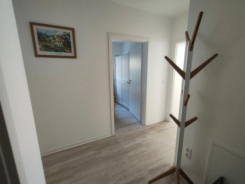 an empty room with a stairway leading to a door at Ferienapartment am Dorfteich in Trebbin