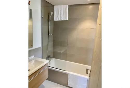 Ванная комната в Luxury Apt in Mivida Avenue