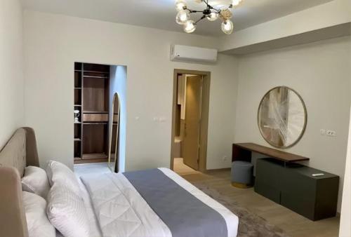 Кровать или кровати в номере Luxury Apt in Mivida Avenue