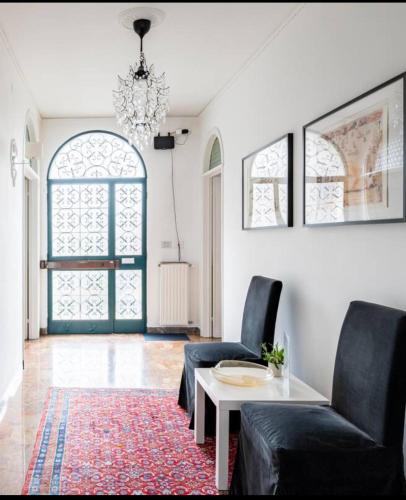 a living room with two chairs and a table at Casa del Vigneto in Spinea