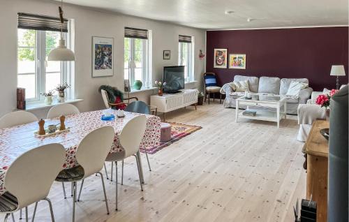 Χώρος καθιστικού στο 2 Bedroom Pet Friendly Home In Læsø