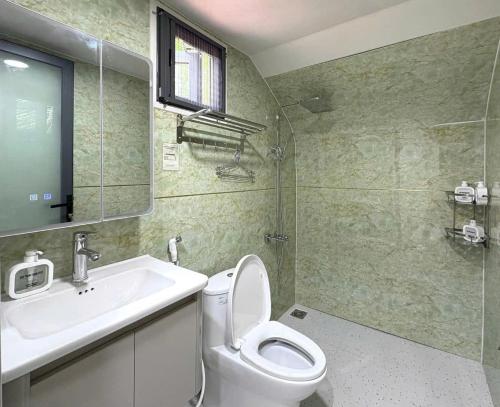 un bagno con un water bianco e un lavandino di Bàu Trắng Farmstay a Ấp Thiẹn Ái