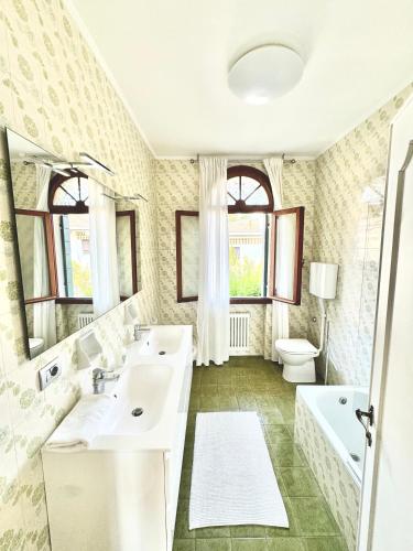 a bathroom with two sinks and a toilet at Casa del Vigneto in Spinea