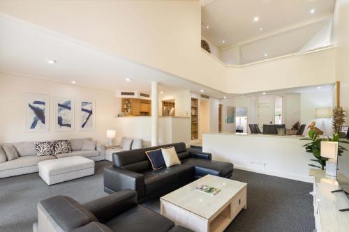 Χώρος καθιστικού στο Mirage Resort Villa 420 with access to Sheraton Facilities