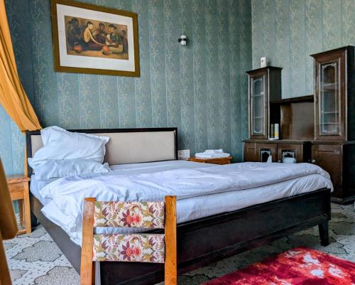 Postel nebo postele na pokoji v ubytování Qila Hotel