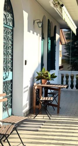 a patio with a table and chairs on a house at Casa del Vigneto in Spinea