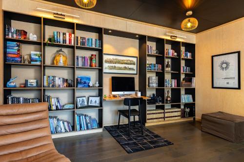 Χώρος καθιστικού στο Luxury Modern Home with Ocean & Native Bush Views
