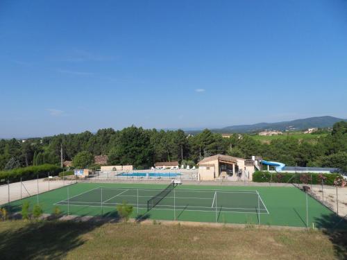 Instalaciones para jugar a tenis o squash en Domaine d'Augnac o alrededores