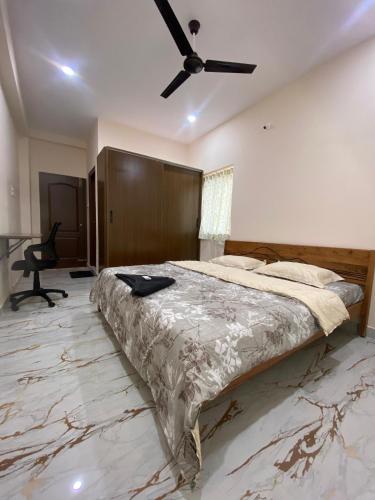 Ένα ή περισσότερα κρεβάτια σε δωμάτιο στο Comfort Cove - 2BHK