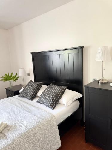 a bedroom with a black headboard and a bed with pillows at Casa del Vigneto - NEW near VENICE - rooms+bathroom - INDEPENDENT in Spinea