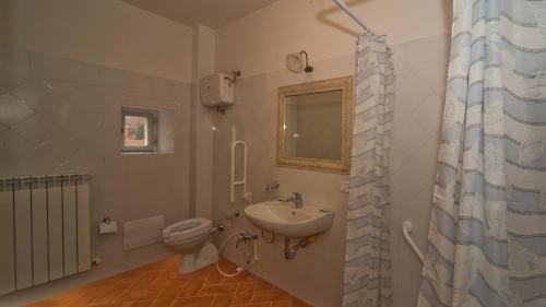 斯波萊托的住宿－APPARTAMENTI Villa Marianna，一间带卫生间和水槽的浴室