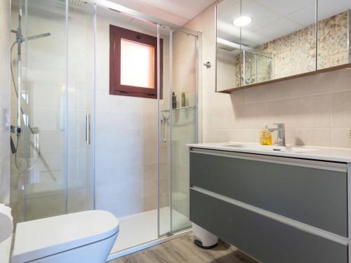 Ένα μπάνιο στο Pass the Keys Beautiful Mijas apartment Sea mountain views