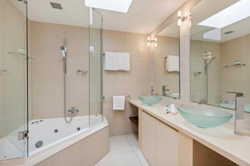 Ένα μπάνιο στο Mirage Resort Villa 454 with access to Sheraton Facilities